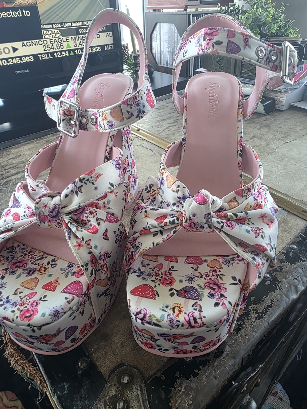Sugar Thrillz White Floral Platform Block Heels - Picture 4 of 7